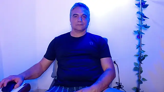 Snapshot of golden_punisher chatting on 03-17-25, 09:55 golden punisher online show from 03-17-25, 09:55