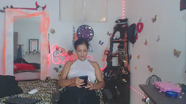 Snapshot of brigitht chatting on 10-14-25, 08:31 brigitht online show from 10-14-25, 08:31