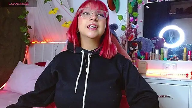 Snapshot of Littlerouse_ chatting on 10-16-25, 06:36 Littlerouse online show from 10-16-25, 06:36