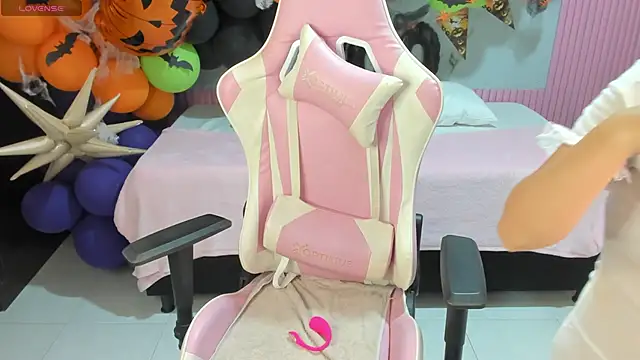 Snapshot of Yuli_16 chatting on 10-28-25, 11:03 Yuli 16 online show from 10-28-25, 11:03