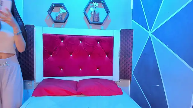 Snapshot of Karoll014 chatting on 10-10-25, 12:04 Karoll014 online show from 10-10-25, 12:04