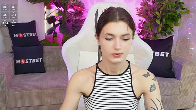 Snapshot of Britney054 chatting on 12-21-24, 11:34 Britney054 online show from 12-21-24, 11:34