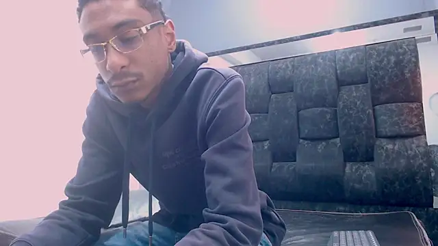 Snapshot of Jose_Smoke chatting on 03-18-25, 03:53 Jose Smoke online show from 03-18-25, 03:53