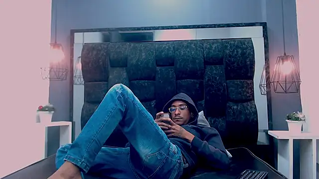 Snapshot of Jose_Smoke chatting on 03-19-25, 10:00 Jose Smoke online show from 03-19-25, 10:00