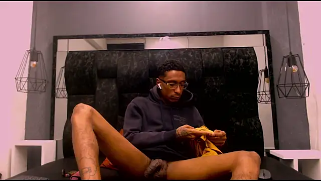 Snapshot of Jose_Smoke chatting on 09-19-25, 03:02 Jose Smoke online show from 09-19-25, 03:02