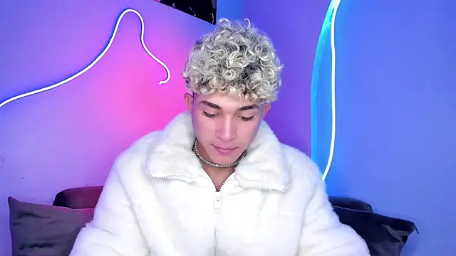 Snapshot of ASHTON_REITENBACH01 chatting on 12-04-24, 07:45 ASHTON REITENBACH01 online show from 12-04-24, 07:45