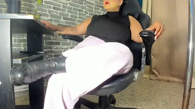 Snapshot of iam_samy_ chatting on 10-22-25, 11:32 iam samy online show from 10-22-25, 11:32