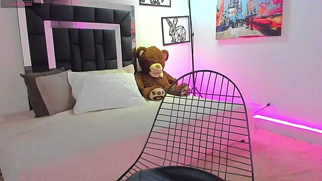 Snapshot of emma-hiill chatting on 12-20-24, 02:05 emma-hiill online show from 12-20-24, 02:05