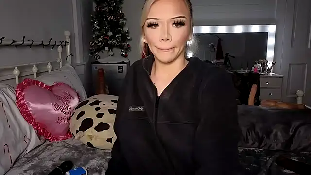 Snapshot of emmagray001 chatting on 12-11-24, 01:06 emmagray001 online show from 12-11-24, 01:06