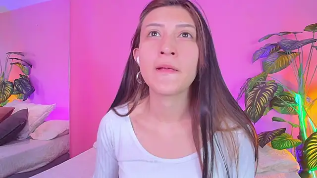 Snapshot of Nicolette_ks_ chatting on 12-12-24, 01:06 Nicolette ks  online show from 12-12-24, 01:06