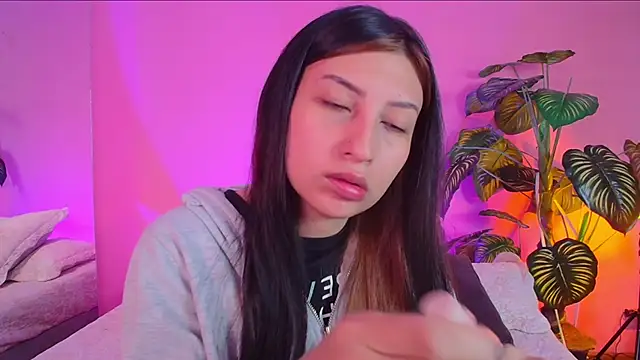 Snapshot of Nicolette_ks_ chatting on 12-20-24, 12:49 Nicolette ks  online show from 12-20-24, 12:49