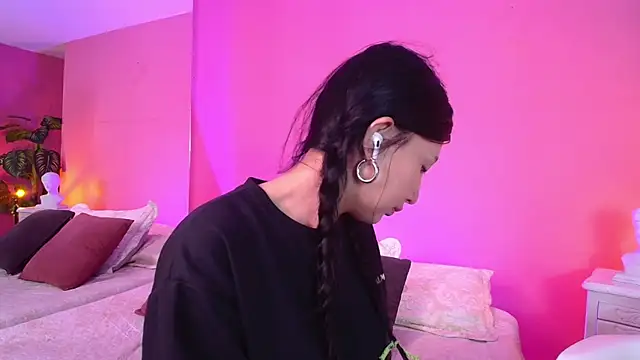 Snapshot of Nicolette_ks_ chatting on 12-27-24, 12:56 Nicolette ks  online show from 12-27-24, 12:56