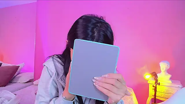 Snapshot of Nicolette_ks_ chatting on 12-28-24, 01:17 Nicolette ks  online show from 12-28-24, 01:17