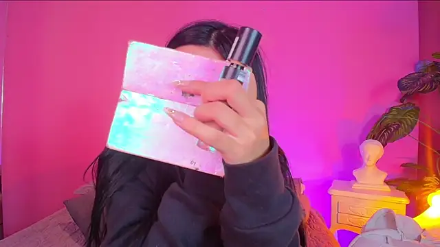 Snapshot of Nicolette_ks_ chatting on 01-03-25, 01:03 Nicolette ks  online show from 01-03-25, 01:03