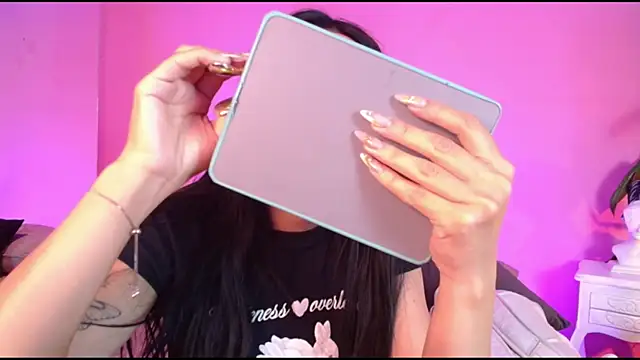 Snapshot of Nicolette_ks_ chatting on 01-04-25, 01:10 Nicolette ks  online show from 01-04-25, 01:10