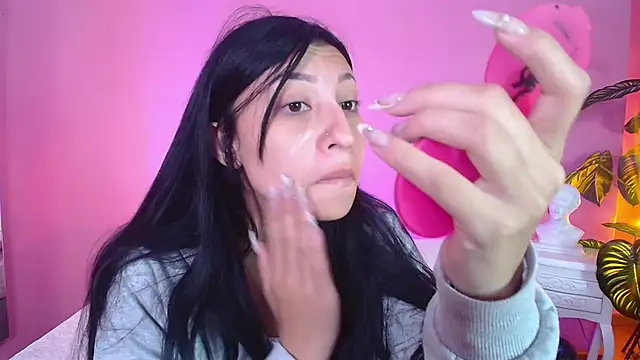 Snapshot of Nicolette_ks_ chatting on 01-11-25, 01:11 Nicolette ks  online show from 01-11-25, 01:11