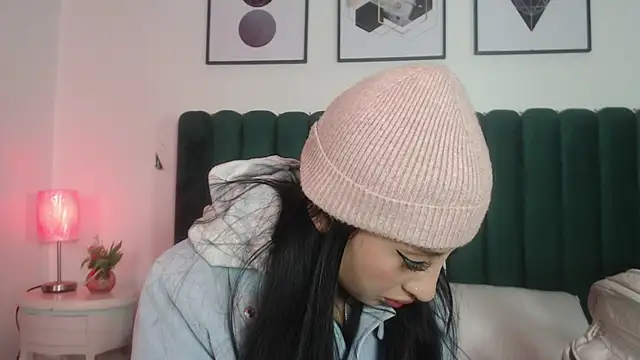 Snapshot of Nicolette_ks_ chatting on 10-31-25, 03:40 Nicolette ks  online show from 10-31-25, 03:40