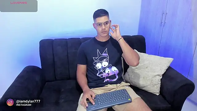 Snapshot of Iamdylan777 chatting on 01-28-25, 01:39 Iamdylan777 online show from 01-28-25, 01:39