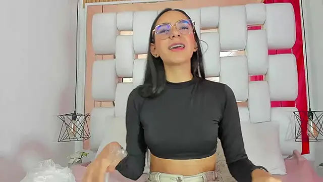 EmmyCruzZ online show from 09-19-25, 07:03