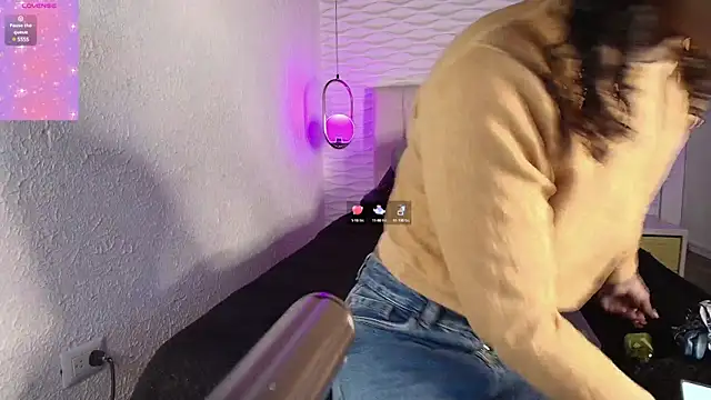 Snapshot of sarah_banks1 chatting on 03-11-25, 07:03 sarah banks1 online show from 03-11-25, 07:03