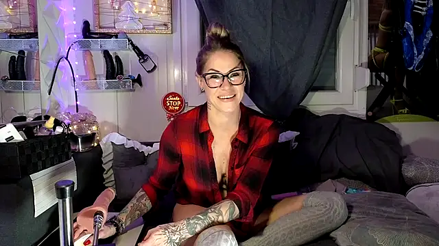 Snapshot of Tatjana_Sue chatting on 12-13-25, 09:20 Tatjana Sue online show from 12-13-25, 09:20