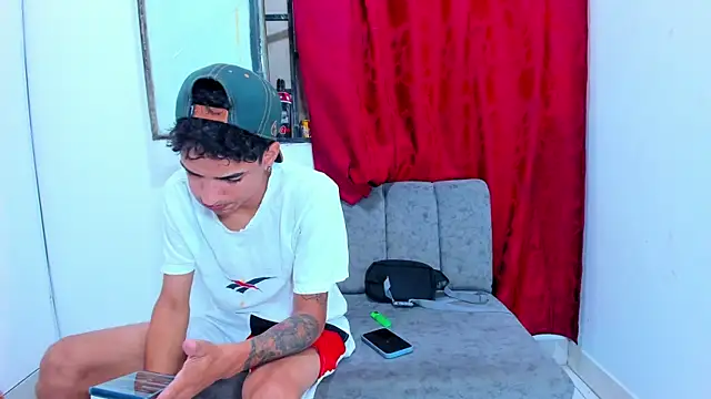 Snapshot of My-Beautifull-Couple chatting on 12-29-24, 08:26 My-Beautifull-Couple online show from 12-29-24, 08:26