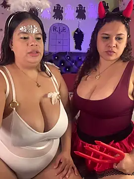 Snapshot of twocurvylatins chatting on 10-31-25, 11:55 twocurvylatins online show from 10-31-25, 11:55