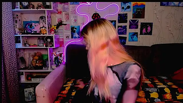 Maria Hunt online show from 12-18-24, 03:26