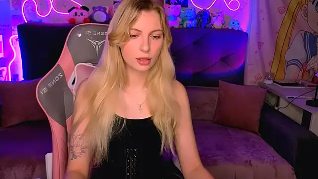 Maria Hunt online show from 10-22-25, 02:23