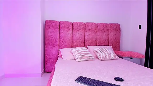 Snapshot of kendal_rossi chatting on 11-09-25, 12:14 kendal rossi online show from 11-09-25, 12:14