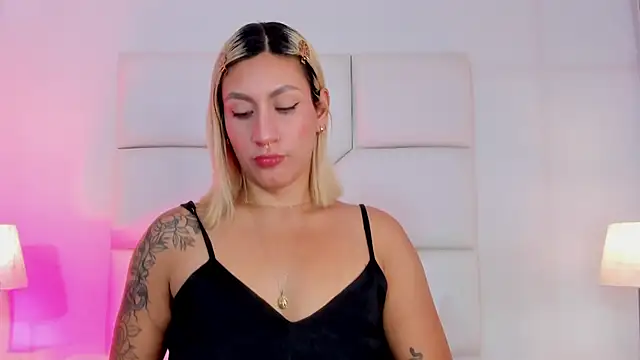 Snapshot of Emily_robertss chatting on 01-14-26, 07:30 Emily robertss online show from 01-14-26, 07:30