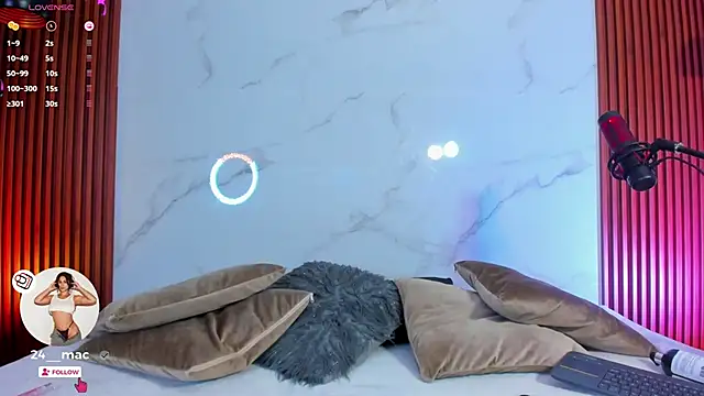 Snapshot of amelie_leigh chatting on 12-23-24, 04:44 amelie leigh online show from 12-23-24, 04:44