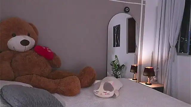 AnnyHizzle online show from 10-06-25, 01:58