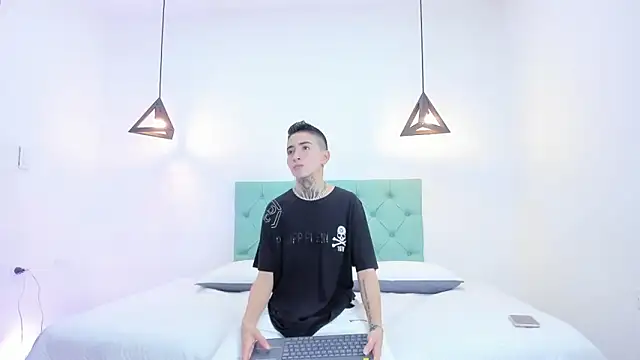 Tinny and Candy online show from 12-16-24, 01:32