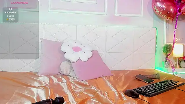 Snapshot of OraLarson chatting on 03-17-25, 02:45 OraLarson online show from 03-17-25, 02:45