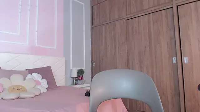 Snapshot of OraLarson chatting on 09-14-25, 11:31 OraLarson online show from 09-14-25, 11:31