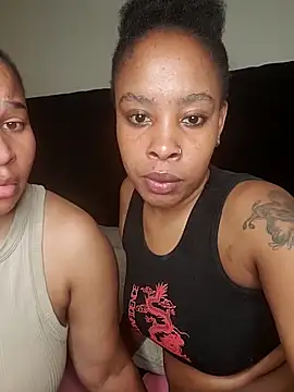 Snapshot of R-thequeen chatting on 12-18-25, 12:11 R-thequeen online show from 12-18-25, 12:11