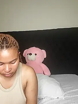 Snapshot of R-thequeen chatting on 02-25-26, 12:15 R-thequeen online show from 02-25-26, 12:15