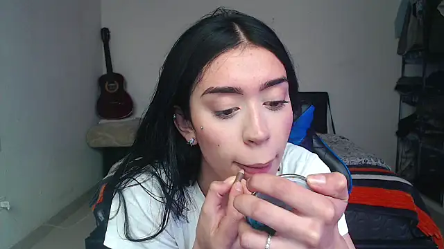 Snapshot of Julieta_De_Los_Angeles chatting on 10-14-25, 04:41 Julieta De Los Angeles online show from 10-14-25, 04:41