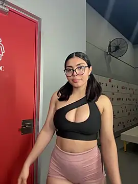 Snapshot of zui_lu chatting on 03-07-25, 05:18 zui lu online show from 03-07-25, 05:18