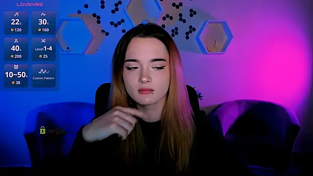 Snapshot of liana_kisses chatting on 11-28-25, 08:00 liana kisses online show from 11-28-25, 08:00