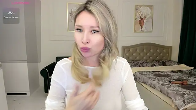 Jolie Ozolla online show from 10-06-25, 03:53