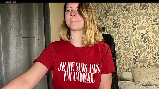 Snapshot of Nina_blain chatting on 03-06-25, 08:41 Nina blain online show from 03-06-25, 08:41