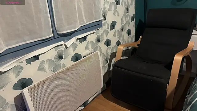 Snapshot of Nina_blain chatting on 09-16-25, 07:09 Nina blain online show from 09-16-25, 07:09