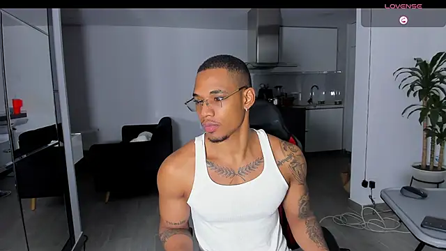 Snapshot of TROYWESLY- chatting on 09-26-25, 01:31 TROYWESLY- online show from 09-26-25, 01:31