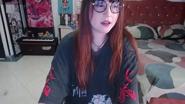 Snapshot of Avril2001 chatting on 10-08-25, 01:47 Avril2001 online show from 10-08-25, 01:47