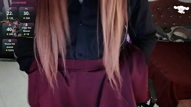 Snapshot of Avril2001 chatting on 12-14-25, 04:40 Avril2001 online show from 12-14-25, 04:40