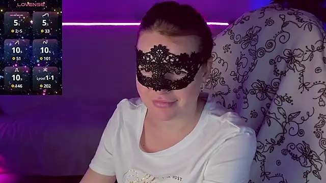 Snapshot of Sexy-Housewife chatting on 01-18-25, 06:45 Sexy-Housewife online show from 01-18-25, 06:45