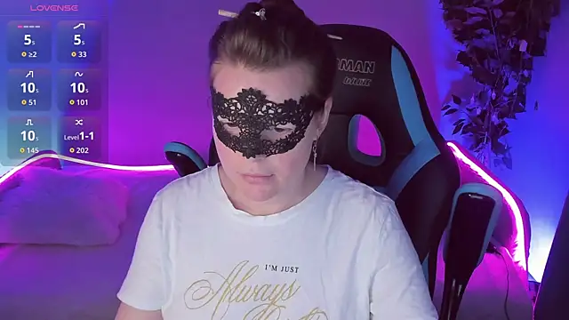 Snapshot of Sexy-Housewife chatting on 09-25-25, 06:55 Sexy-Housewife online show from 09-25-25, 06:55