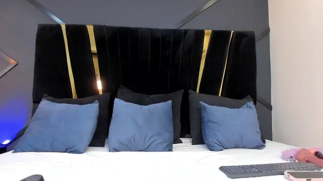 Snapshot of emily_mooon chatting on 10-11-25, 02:44 emily mooon online show from 10-11-25, 02:44